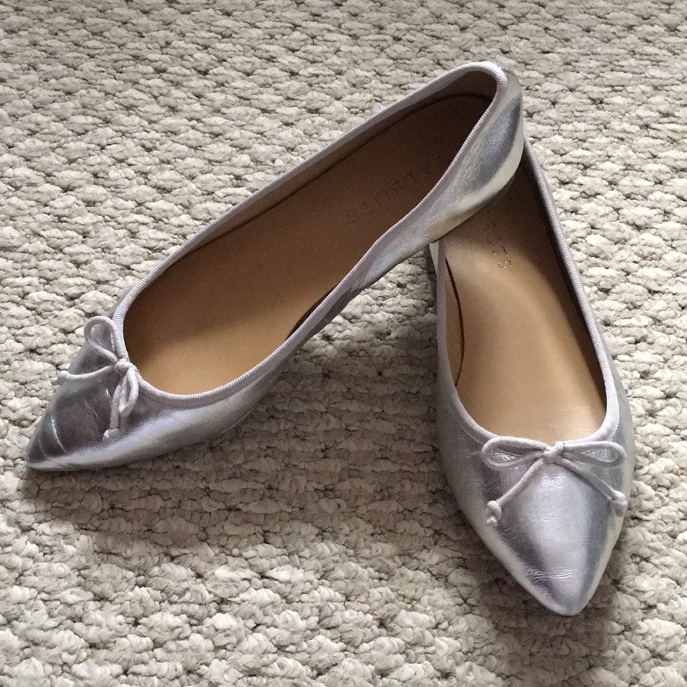 Talbots silver pointy flats with bow